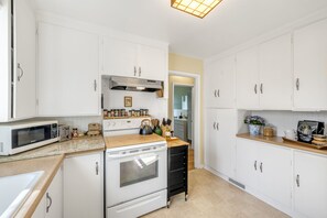 Microondas, horno, placa de cocina y lavavajillas