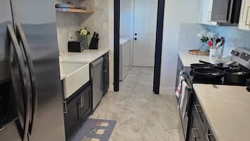 電子レンジ、オーブン、コンロ、食器洗い機