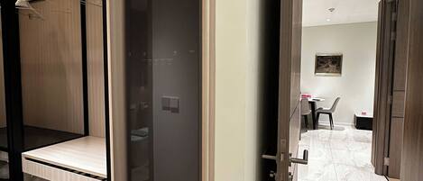 Luxury Apartment, 2 Bedrooms, Balcony, City View | Wardrobe