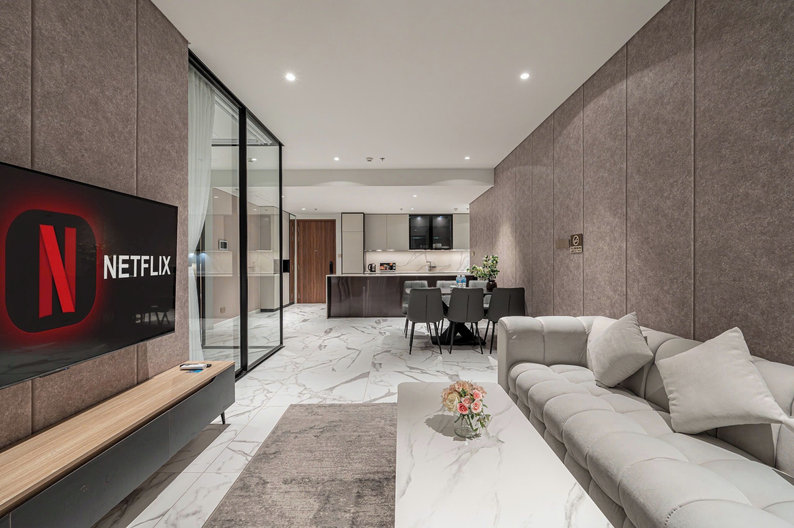 Apartamento superluxo, banheiro privativo, vista para a cidade | Área de estar