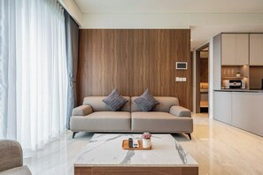 Deluxe-Apartment, Kochnische, Stadtblick | Wohnbereich