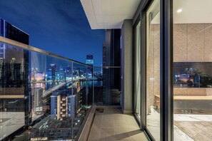 ラグジュアリー アパートメント 専用バスルーム シティビュー | バルコニー