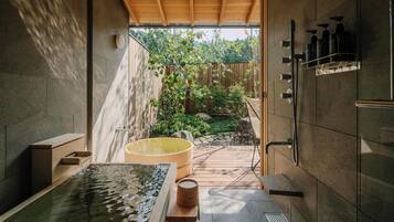 ميني بار وخزنة داخل الغرفة ومكتب وواي فاي مجانًا