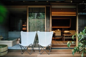 Minibar, két bảo mật tại phòng, bàn 