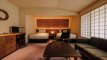 Habitación básica con 2 camas individuales | Minibar, caja de seguridad en la habitación, escritorio y wifi gratis