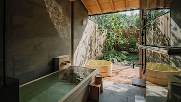 Deluxe Studio | Bathroom