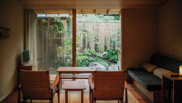 Studio Deluxe | Minibar, két bảo mật tại phòng, bàn