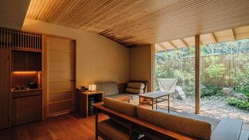 Deluxe Studio | Minibar, in-room safe, desk, free WiFi