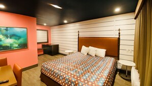 A hotel room with a large bed, a desk, a chair, and a painting on the wall. - Casa Valentine Inn - Los Angeles (Los Angeles)