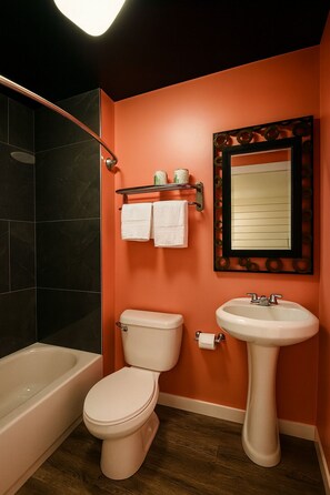 ห้องสแตนดาร์ดซิงเกิล | ห้องน้ำ | อ่างอาบน้ำ, ผ้าเช็ดตัว, สบู่, ยาสระผม