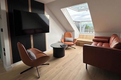 2-Bed - Sleeps 6 - Pet Friendly with Free Parking