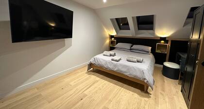 2-Bed - Sleeps 6 - Pet Friendly with Free Parking