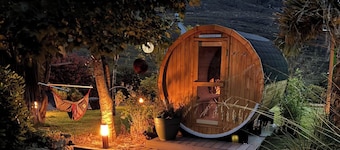 3 Bed -Sleeps 6 - Hot Tub - Sauna - Walking Trails