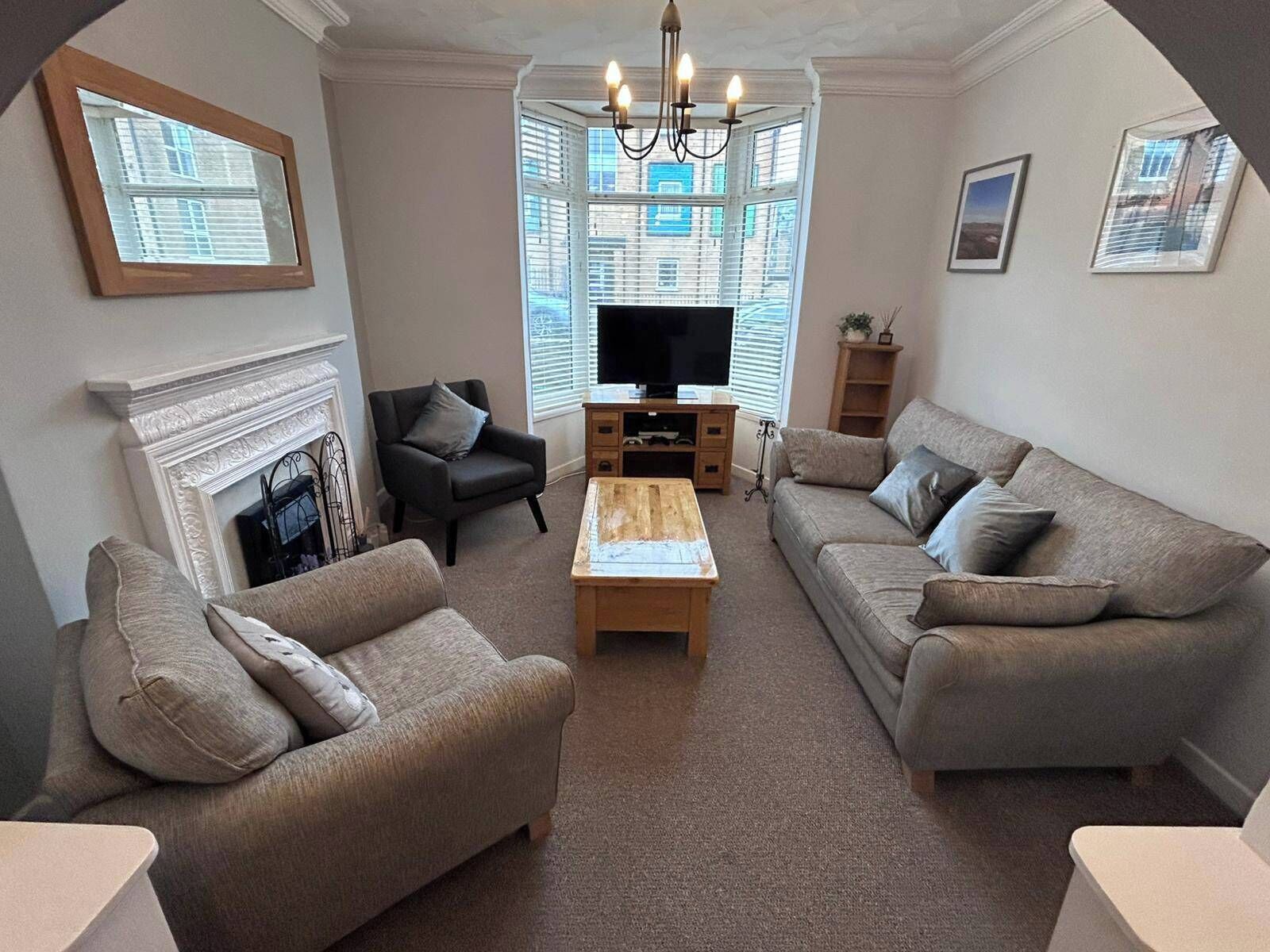 Een televisie, een open haard en een stereo