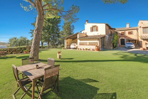 Outdoor dining - Chianti Site Pini Shared Pool, Castelfiorentino, Italy (Castelfiorentino)