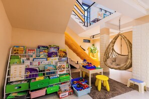 Children’s play area – indoor - Moonlit Orchid Bay Coffee & Tea (Hangzhou)