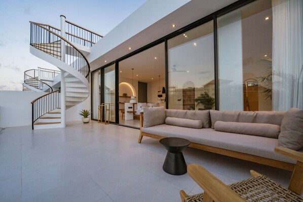 Villa Luxe, 3 chambres, vue piscine | Coin séjour | Télévision de 70 pouces avec chaînes par câble