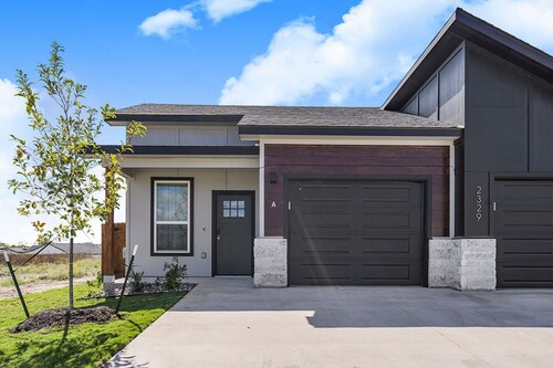 Charming 3-Bedroom Close to Hospital and Power Plant, Workspaces, Fenced Yard