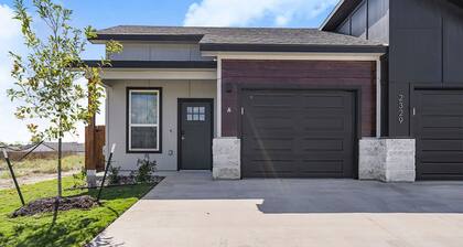 Charming 3-Bedroom Close to Hospital and Power Plant, Workspaces, Fenced Yard