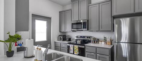 Réfrigérateur, four à micro-ondes, un four, surface de cuisson