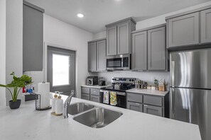 ثلاجة، ميكروويف، فرن، موقد طهي مسطح