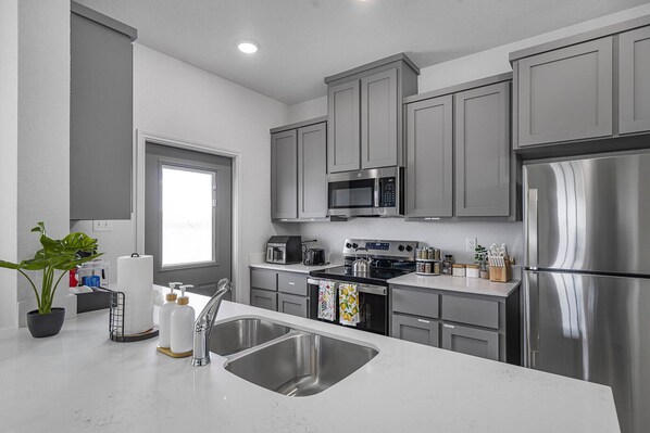 Refrigerador, microondas, horno y parrilla de estufa 