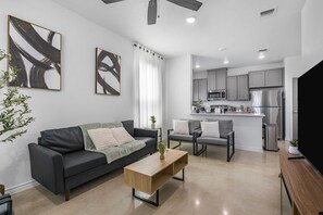 Smart TV - Charming 3-Bedroom Close to Hospital and Power Plant, Workspaces, Fenced Yard (Temple)