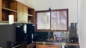 Villa, 2 habitaciones, vistas a la piscina | Cocina privada | Hervidor eléctrico