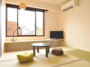 Japanese-style Room, Non Smoking | Desk, free WiFi