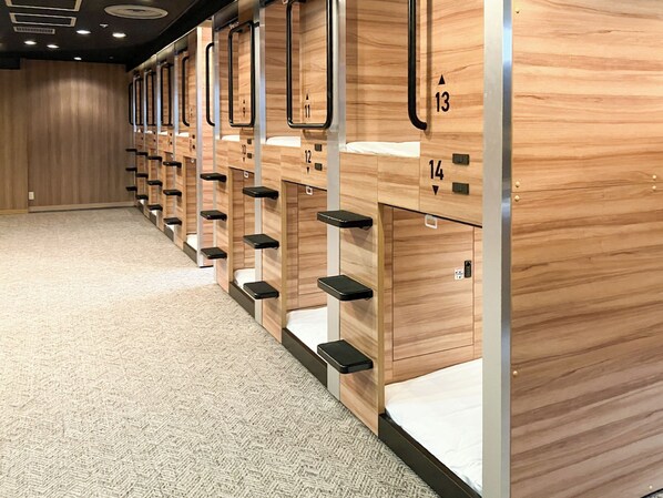 Cabin, Men only | Desk, free WiFi