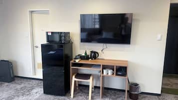 Triple Room, Non Smoking | Desk, free WiFi