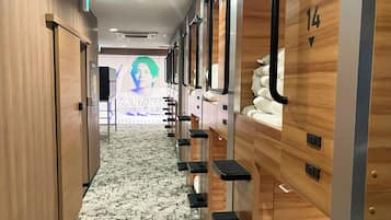 Cabin, chỉ dành cho nam | Bàn, truy cập Internet không dây miễn phí