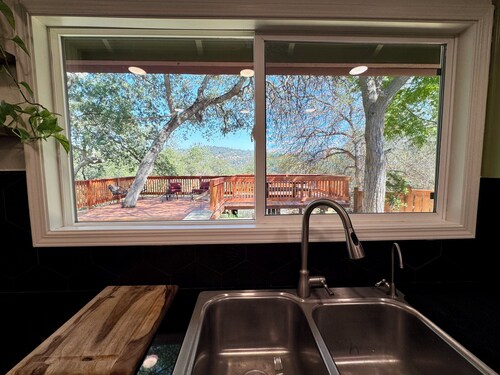 NEW! The Hideaway Yosemite Foothill Retreat Lovely 3-bedroom house. Pet Friendly