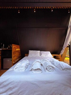 Cabana clàssica, 1 llit de matrimoni, pati, vistes al jardí | Roba de llit d'alta qualitat, minibar i decoració individual 