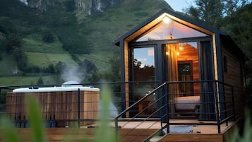 Comfort Cabin, Patio, Garden View | Free WiFi