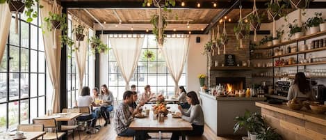 Desayuno continental (MXN 10 por persona)