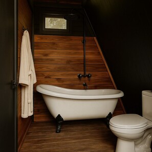 Familien-Ferienhütte, Terrasse, Gartenblick | Badezimmer