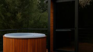 Cabaña Confort, patio, vista al jardín | Terraza o patio