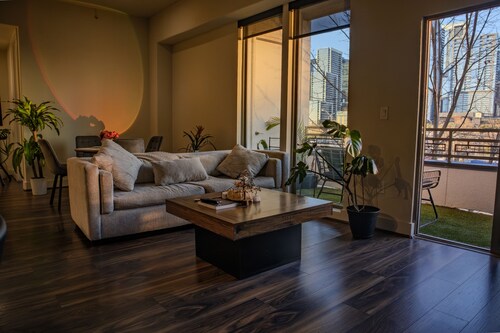Modern 1-bedroom Retreat with panoramic Downtown & Lake Views in Prime Location