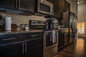 Mikrobølgeovn, ovn, kokeplater og oppvaskmaskin