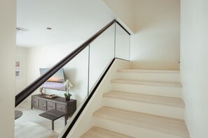 A staircase with a modern design, a flat floor plan, and a minimalist decor. - Luxury 4BR Villa | Private Pool | Steps to Beach | Costa Catalina 1 by Bocobay (Noord)