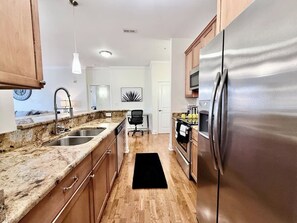 Micro-ondes, four, lave-vaisselle, cafetière/bouilloire