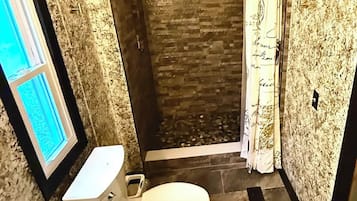Douche, serviettes fournies, savon, papier toilette
