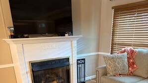 Un salon avec une cheminée, un canapé et une table basse.