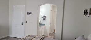 3 chambres, bureau, fer et planche à repasser, lit de bébé portatif