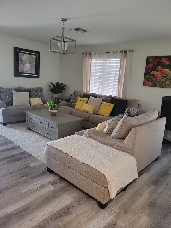 Smart TV, fireplace, ping pong, books - The Pool House (Mesa)