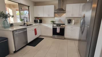 KylskÄp, mikrovÄgsugn, ugn och spishÀll