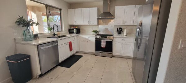 Kylskåp, mikrovågsugn, ugn och spishäll