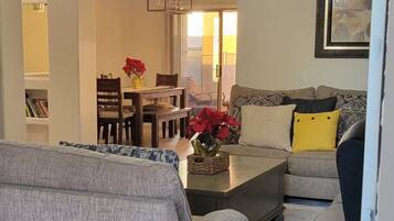 Smart TV, fireplace, ping pong, books