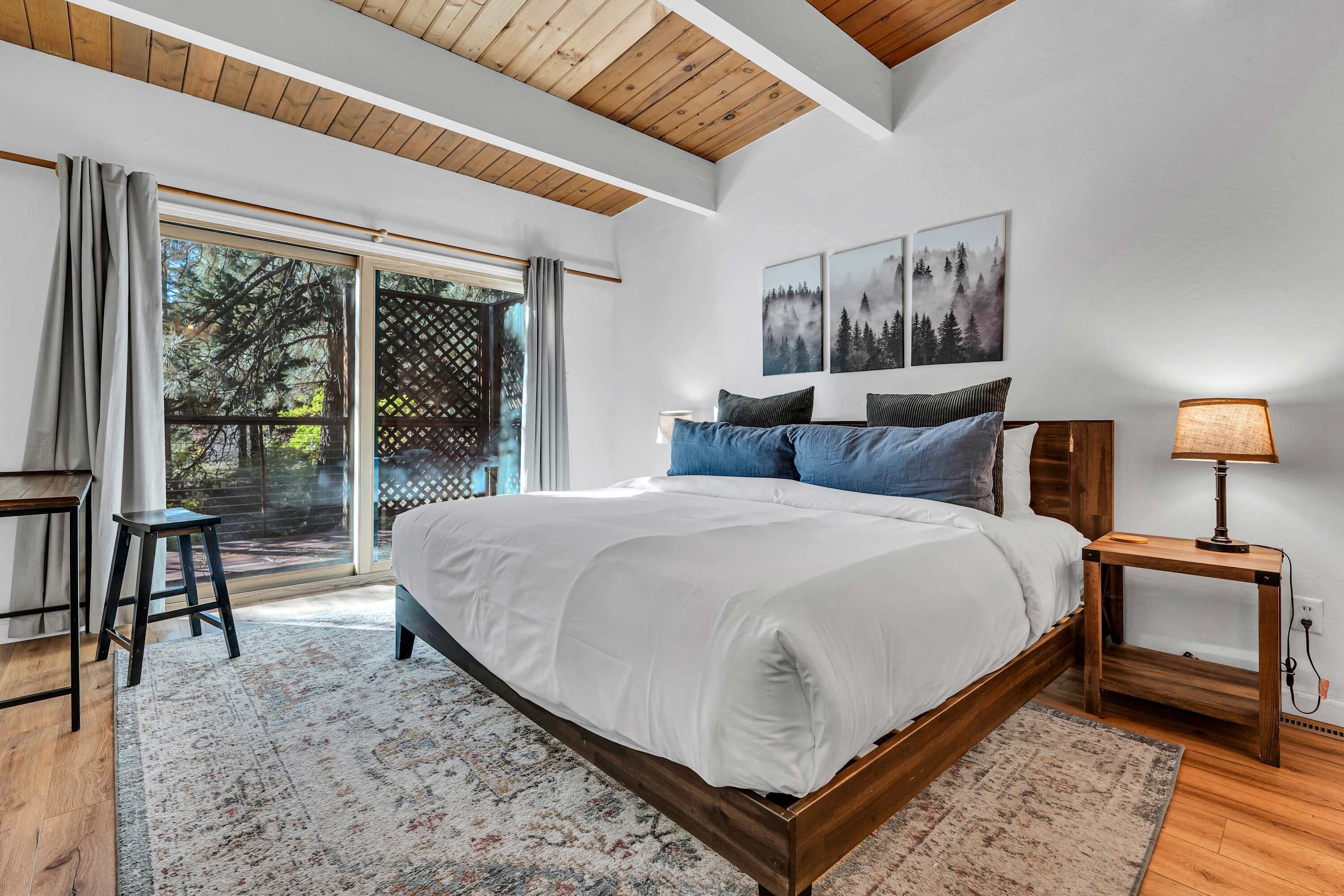 6 bedrooms, desk, travel crib, WiFi